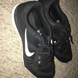 Black nike tennis shoes